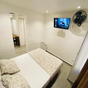 Estudios Hl Frente Al Metro Barcelona-aeropuerto Apartamento