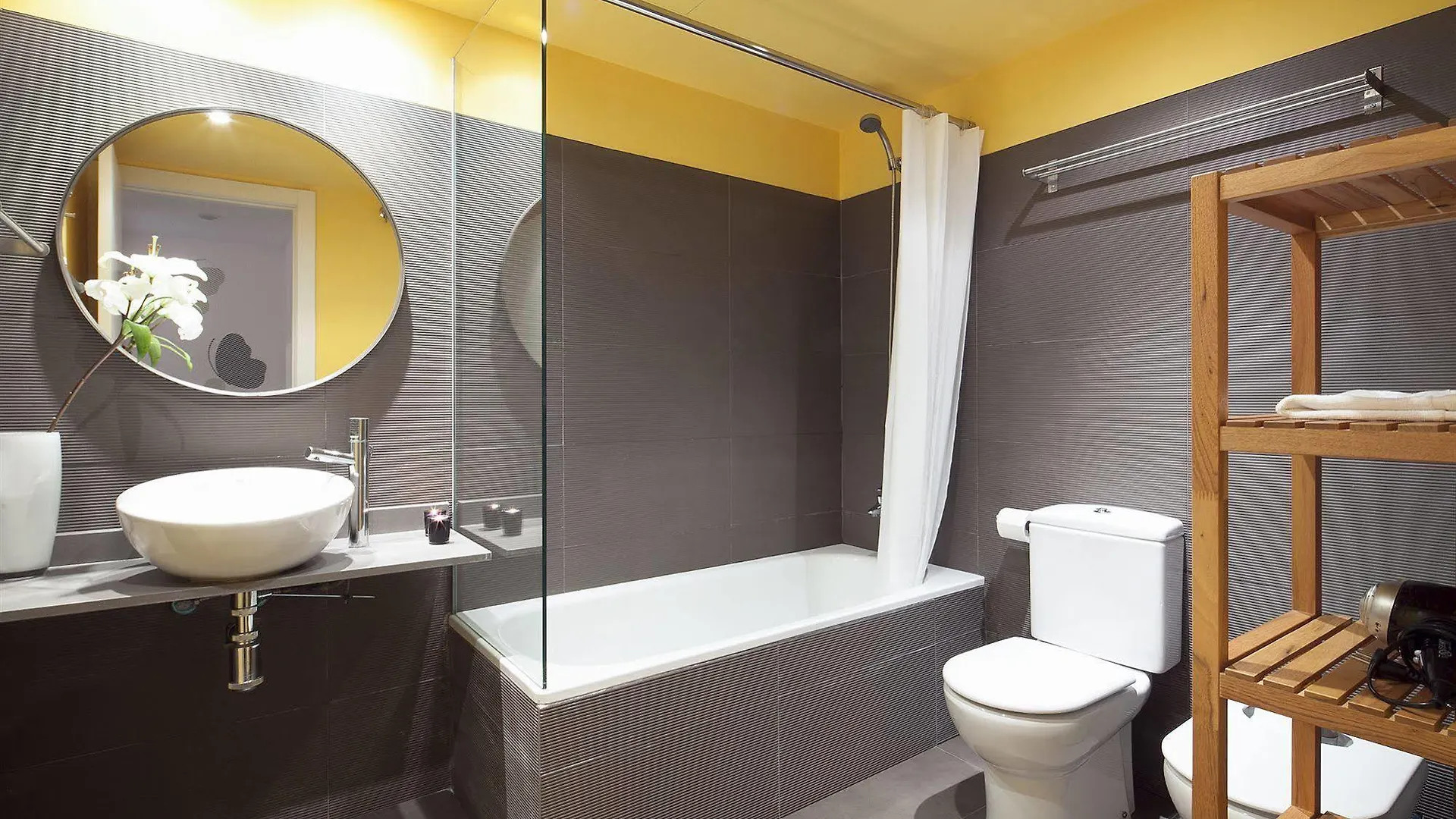 Inside Barcelona Apartments Sants